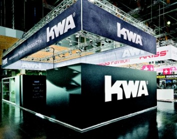 Wie hell und fernwirksam Schwarz sein kann, zeigte das hinterleuchtete KWA-Textil-Band. (Photo: Wörnlein)