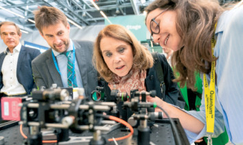 Baden-Württembergs Wissenschaftsministerin Petra Olschowski (2.v.r.) bei der Premiere der Messe Quantum Effects. (Photo: Landesmesse Stuttgart) 