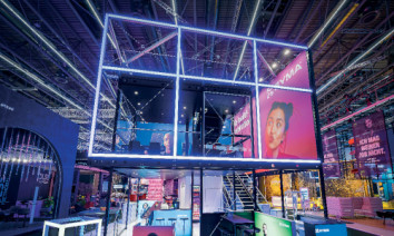 Euroshop 2026: Die leuchtenden Rahmen ließen den Syma-Stand weithin sichtbar erscheinen. (Photo: Syma)