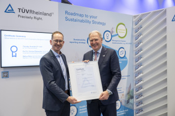 Koelnmesse-Chef Gerald Böse nahm das Zertifikat persönlich von Markus Dohm, Executive Vice President TÜV Rheinland, in Empfang (Foto: Koelnmesse).