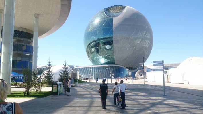Expo-Wahrzeichen: Der kasachische Pavillon mit der 80 Meter hohen Glaskugel.