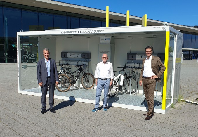 Messe Stuttgart: Minister Hermann auf Stippvisite bei den „Chargercubes“ 