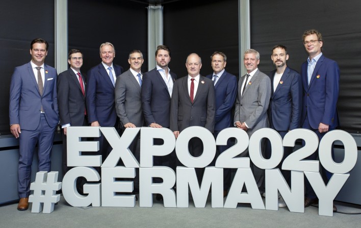 Dietmar Schmitz (5.v.r.) und die für den Pavillonbetrieb verantwortlichen Macher der Koelnmesse.