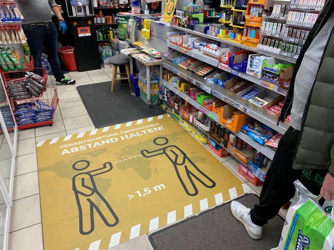 Covid-19 Social Distancing: Bodenmatten für Entspannung am POS