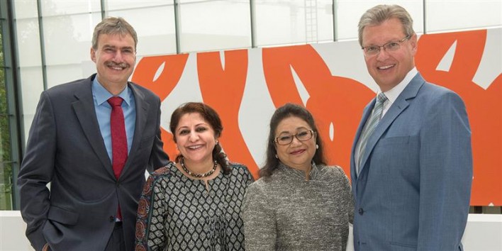  Die CEOs, Dr. Roland Fleck (r.) und Peter Ottmann, freuen sich über die neunte Veranstaltung im Portfolio der NürnbergMesse India, die von Geschäftsführerin Sonia Prashar (l.) geleitet wird.