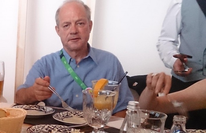 Der Kommissar des Deutschen Pavillons, Dietmar Schmitz, bei kasachischer Küche.