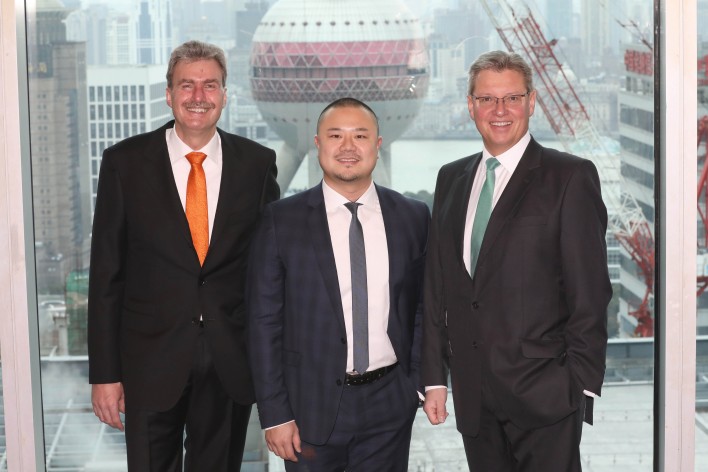 Zehn Jahre NürnbergMesse China: Roland Fleck (r.) und Peter Ottmann (l.) mit Darren Guo.